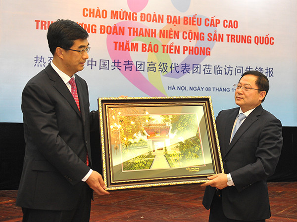 Tổng biên tập báo Tiền Phong Lê Xuân Sơn (phải ảnh) tặng quà lưu niệm Bí thư thứ nhất T.Ư Đoàn TNCS Trung Quốc Tần Nghi Trí