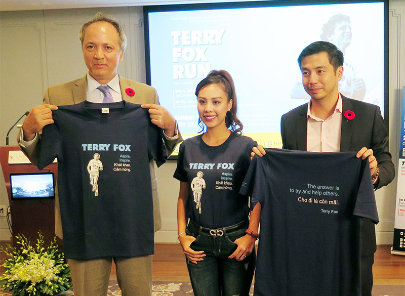 Ban tổ chức giới thiệu chương trình, áo gây quỹ tại buổi họp báo chiều 1/11