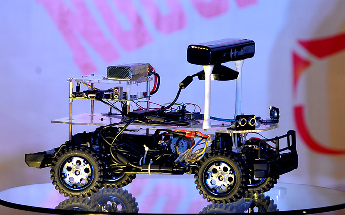 ban tổ chức cung cấp 01 xe ô tô mô hình đã được thiết lập sẵn và bộ thư viện mã nguồn mở để tham gia thi đấu.