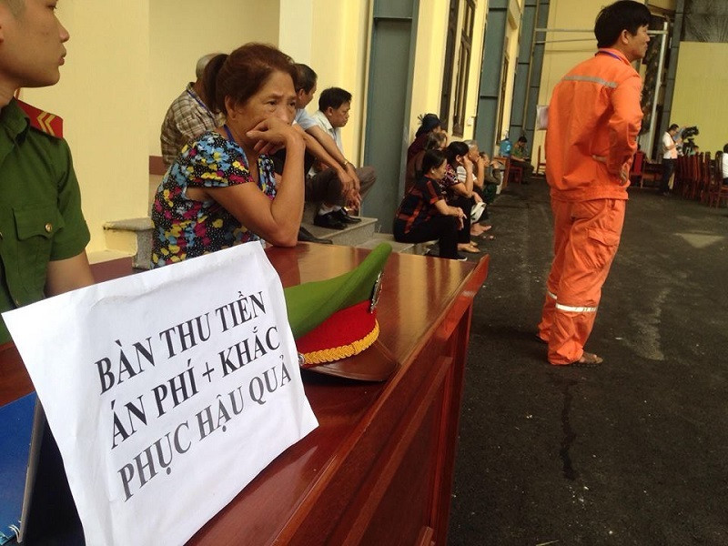 Tòa án bố trí một bàn riêng làm nơi thu án phí hoặc nộp tiền khắc phục hậu quả.