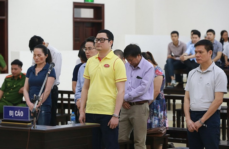 Các bị cáo nghe tòa tuyên án.