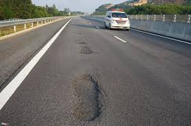 Cao tốc Đà Nẵng - Quảng Ngãi có rất nhiều điểm bị hỏng.