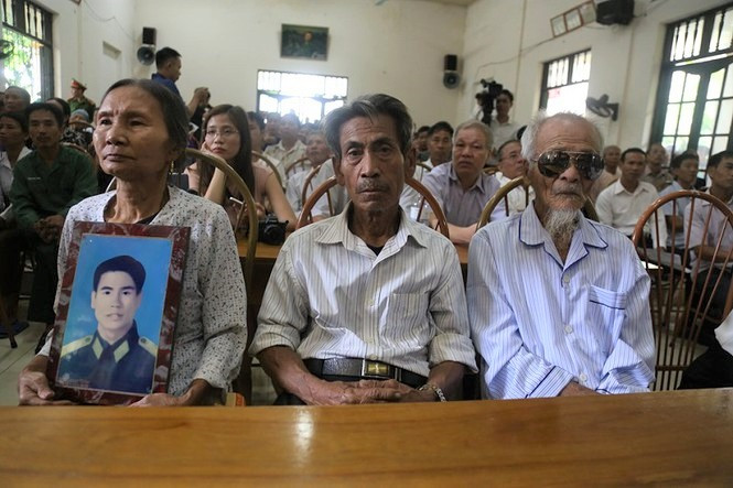 Người nhà ông Thám cùng các ông Chinh, Đệ tại buổi xin lỗi công khai của Viện KSND tỉnh Vĩnh Phúc.