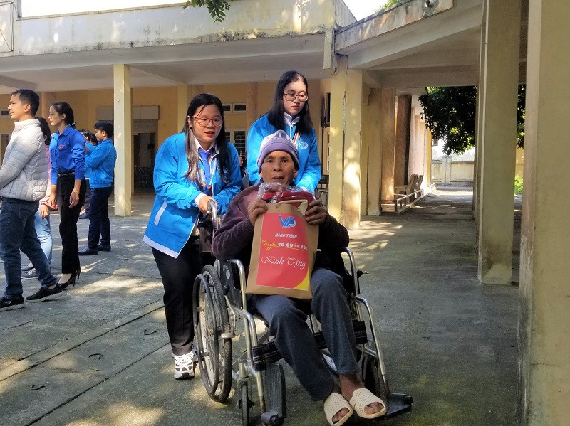 Đại biểu thăm, chăm sóc các thương bệnh binh đang điều trị.