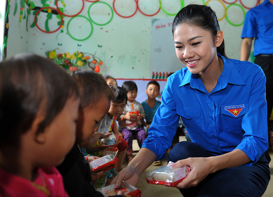 Á hậu Việt Nam 2016 Ngô Thanh Thanh Tú trực tiếp trao các phần quà cho em nhỏ