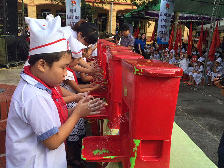 Các em học sinh tham gia rửa tay sạch với xà phòng tại lễ phát động