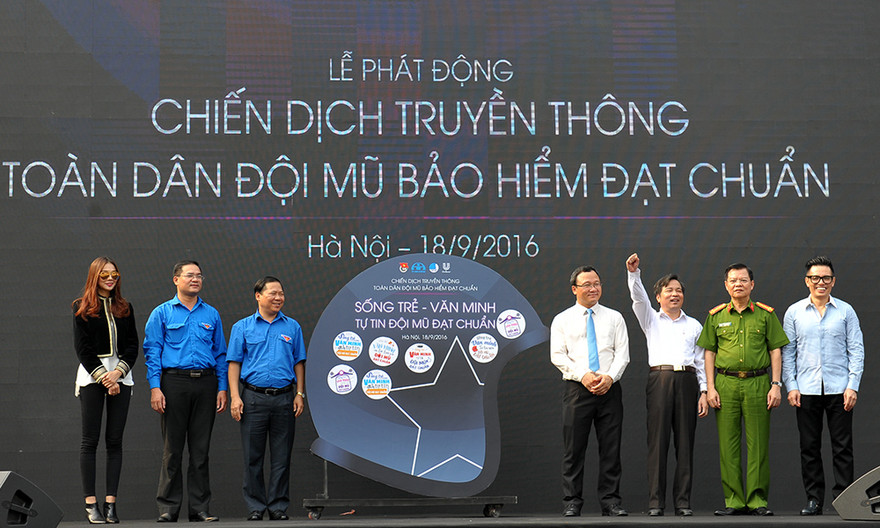 Các đại biểu thực hiện nghi thức cam kết, phát động chiến dịch