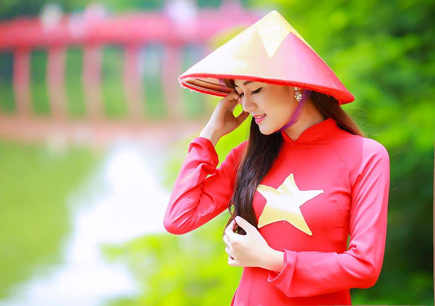 Nữ sinh khoe nét đẹp với áo dài 'Tôi yêu Tổ quốc tôi'