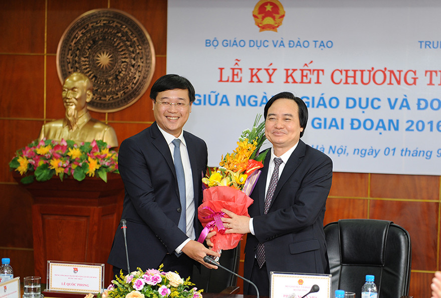 Anh Lê Quốc Phong – Bí thư thứ nhất T.Ư Đoàn, Chủ tịch T.Ư Hội Sinh viên Việt Nam và ông Phùng Xuân Nhạ - Bộ trưởng Giáo dục và Đào tạo ký kết tại Chương trình