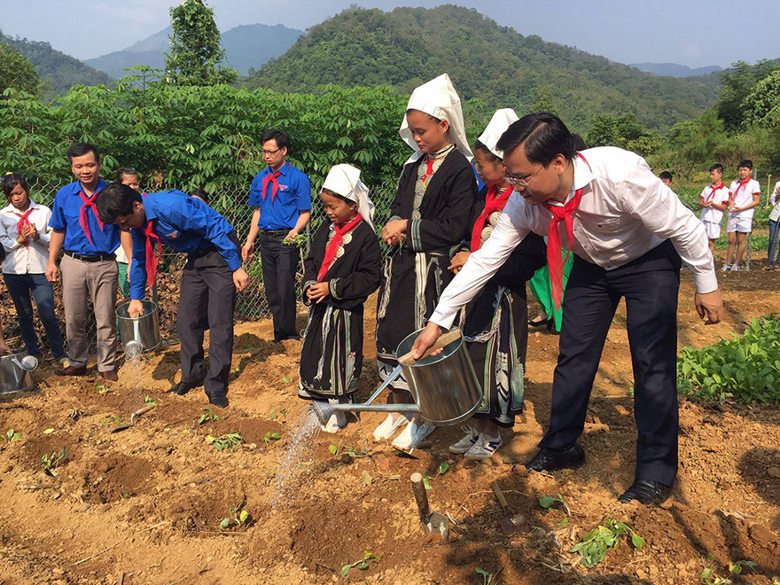 Bí thư T.Ư Đoàn Nguyễn Anh Tuấn cùng các đại biểu, học sinh chăm sóc "Vườn rau cho em"