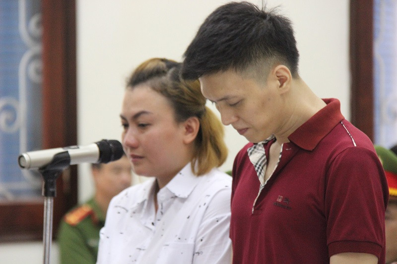 Tại tòa, người mẹ kế bật khóc khi bị xét hỏi về việc hành hạ con riêng của chồng.