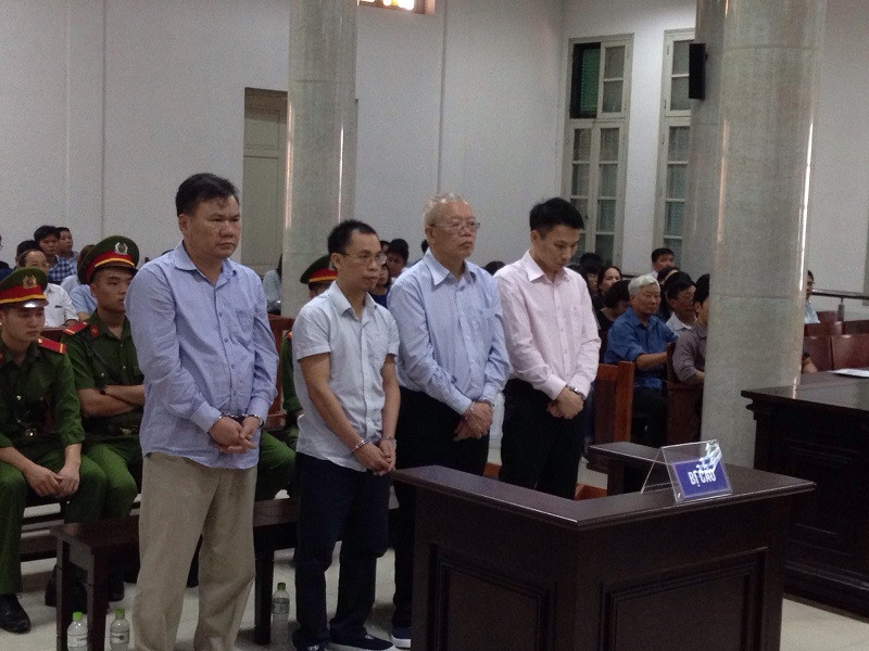 Các bị cáo nghe tòa tuyên án.