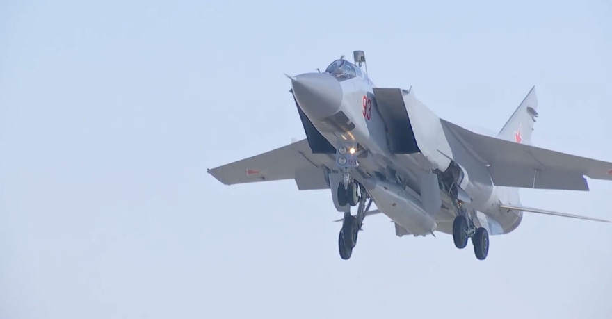 Tiêm kích MiG-31 mang tên lửa Kinzhal dưới bụng