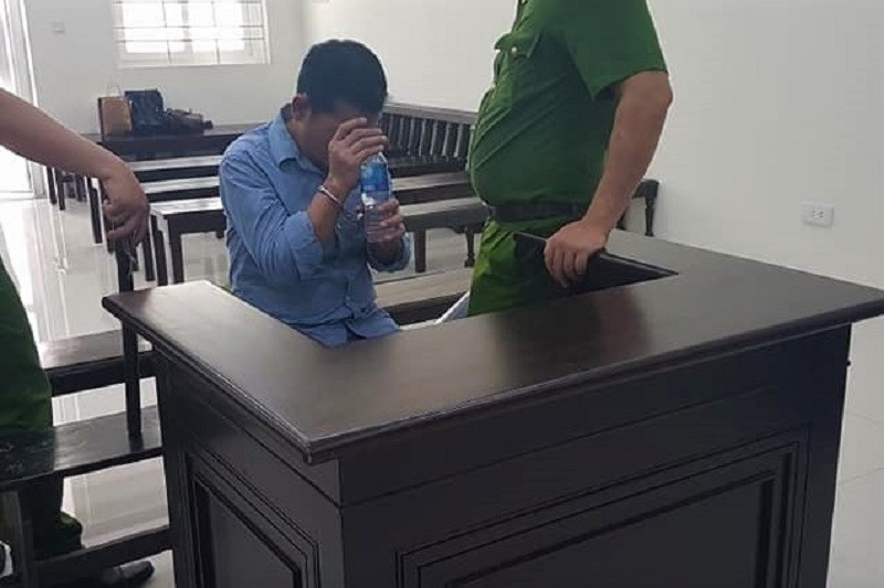 Bị cáo Chử Tuấn Sơn được công an canh giữ tại tòa.