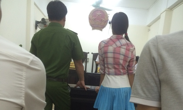 Các đương sự tại phiên toà.