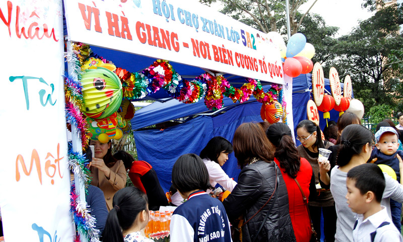 Trường Ngôi Sao mở hội chợ ủng hộ học sinh nghèo