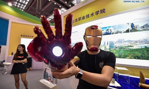 Sinh viên đại học bách khoa Thâm Quyến trình diễn mũ và cánh tay của bộ áo giáp "Người Sắt"