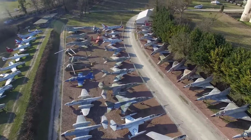 Bên cạnh cánh đồng nho là bộ sưu tập chiến đấu cơ