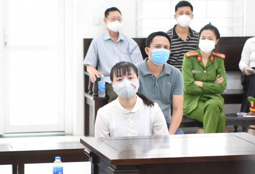 Các bị cáo Thủy, Nam tại tòa.