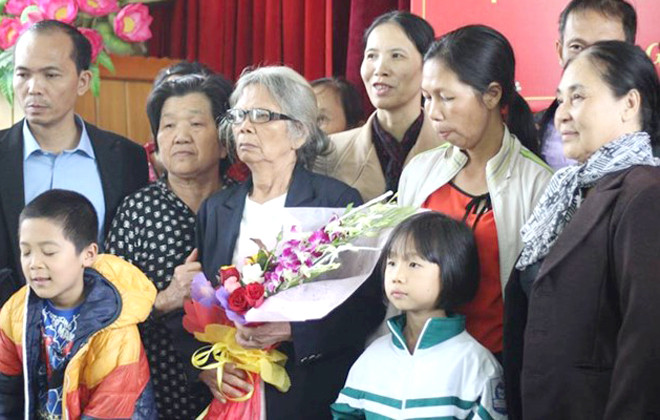 Gia đình bà Nga tại buổi xin lỗi. 