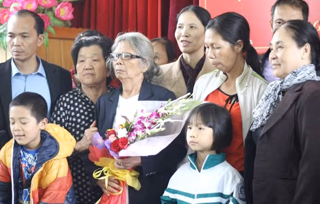 Gia đình bà Nga tại buổi xin lỗi. 