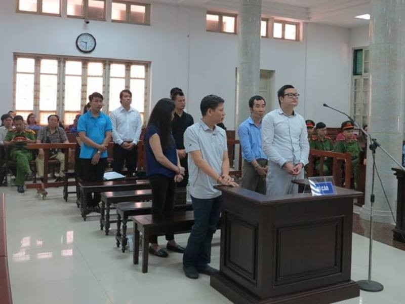 Các bị cáo tại tòa án ngày 15/10.