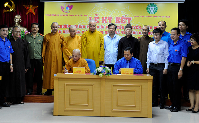 Bí thư T.Ư Đoàn, Chủ tịch Hội LHTN Việt Nam Nguyễn Phi Long; Chủ tịch Hội đồng Trị sự T.Ư Giáo hội Phật giáo Việt Nam Hòa thượng Thích Thiện Nhơn ký kết