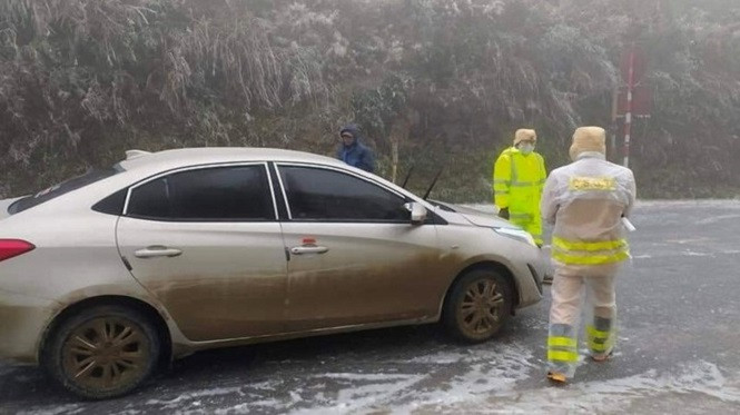 Lực lượng CSGT l.àm nhiệm vụ trên mặt đường xuất hiện băng tuyết. Ảnh: Cục CSGT.