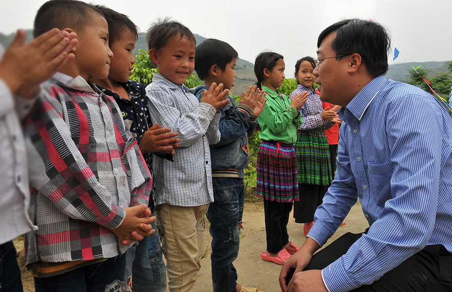 Bí thư thứ nhất T.Ư Đoàn Lê Quốc Phong hỏi thăm các em học sinh Điểm trường Tiểu học Lũng Pô 1
