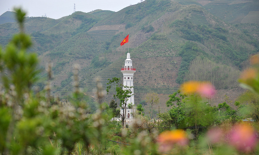 Chinh phục cột cờ mang nhiều con số đặc biệt nơi khởi đầu sông Hồng