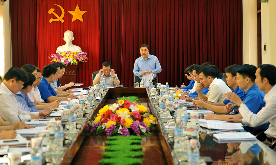 Bí thư thường trực T.Ư Đoàn Nguyễn Mạnh Dũng trao đổi tại buổi làm việc