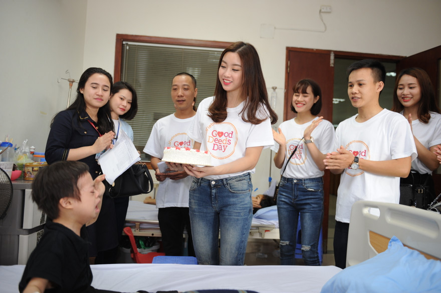 CLB Lễ tân, CLB Nghệ thuật T.Ư Đoàn tổ chức sinh nhật cho nhiều bệnh nhi sinh nhật tháng 4 đang điều trị tại Viện Huyết học và Truyền máu T.Ư, trong ngày làm việc tốt