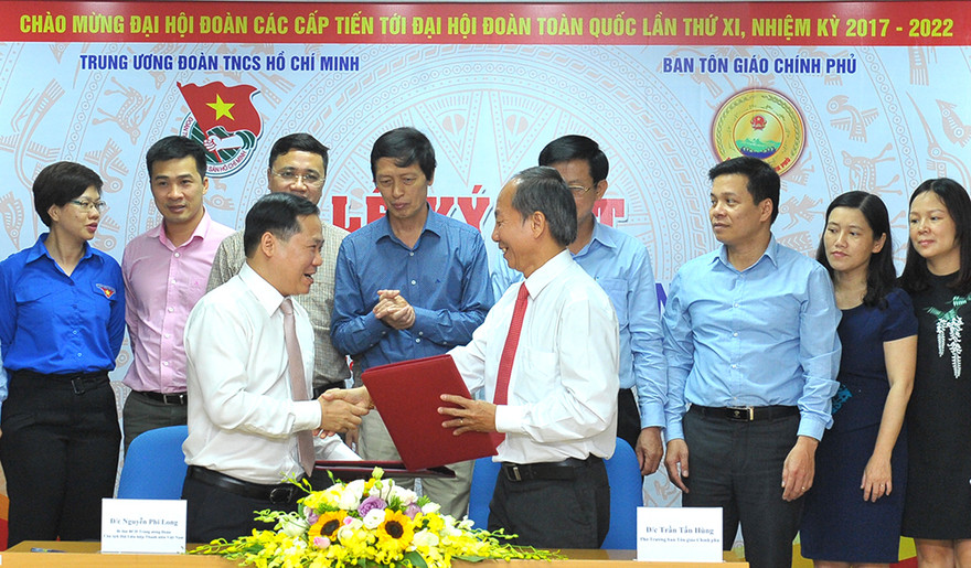 Bí thư T.Ư Đoàn, Chủ tịch T.Ư Hội LHTN Việt Nam Nguyễn Phi Long và Phó trưởng Ban Tôn giáo Chính phủ Trần Tấn Hùng ký kết chương trình. Ảnh: Xuân Tùng