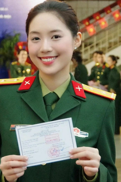 Á hậu Châu Anh mặc quân phục đi bầu cử