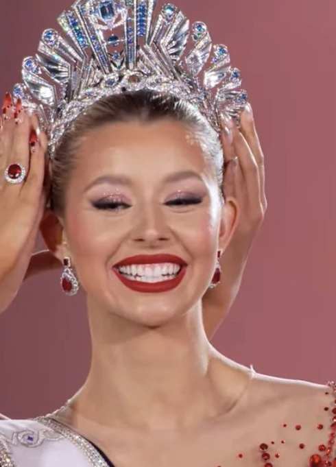 Người đẹp Mỹ đăng quang Miss Cosmo 2025 