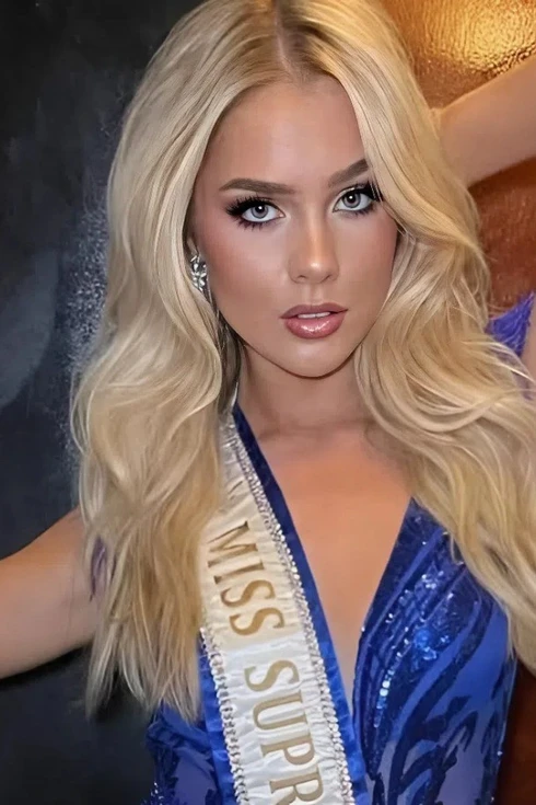 Hoa hậu từ bỏ danh hiệu 