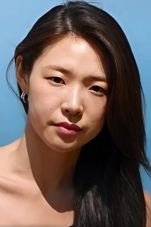 Nữ MC cúi đầu xin lỗi 