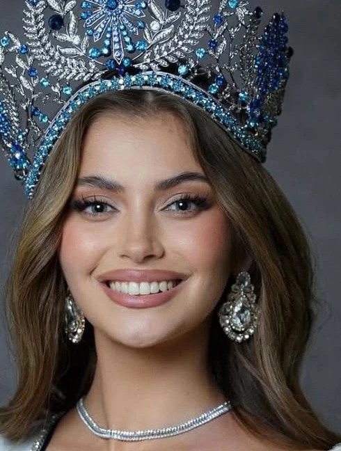 Nữ ca sĩ nhạc rock đăng quang hoa hậu