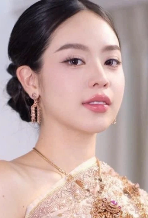 Thanh Thủy trình diễn trang phục truyền thống Thái Lan