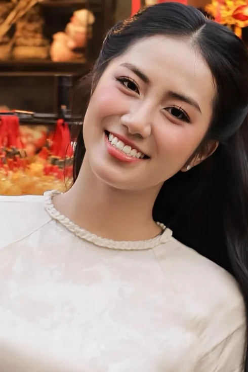 Dàn hoa, á hậu khoe dáng với áo dài Tết