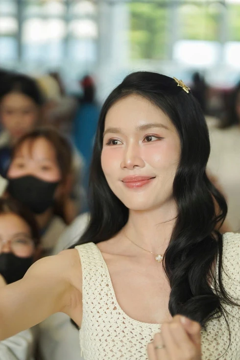 Á hậu Phương Anh trong vòng vây hàng nghìn sinh viên