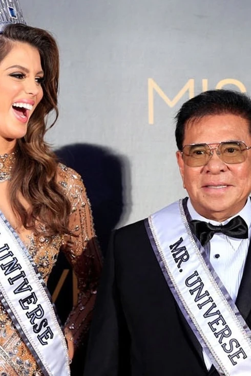 Ông Chavit Singson và Hoa hậu Hoàn vũ 2016 Iris Mittenaere.