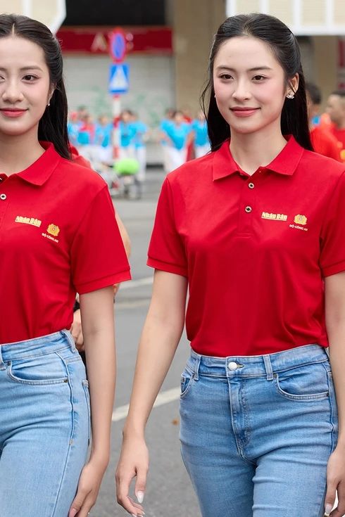 Hoa hậu Hà Trúc Linh, Á hậu Vân Nhi hòa cùng biển người nhuộm đỏ phố đi bộ Hồ Gươm