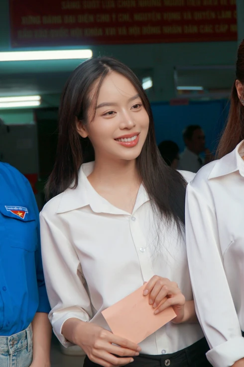 Nhiều hoa hậu, á hậu chia sẻ cảm xúc khi thực hiện quyền công dân. Hoa hậu Tiểu Vy viết: "Hưởng ứng ngày hội non sông - bầu đại biểu Quốc hội Việt Nam khóa XVI và Hội đồng nhân dân các cấp nhiệm kỳ 2026-2031".