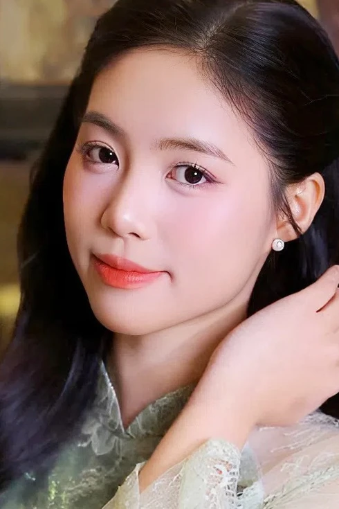 Á hậu Châu Anh: 'Tôi muốn học thạc sĩ'