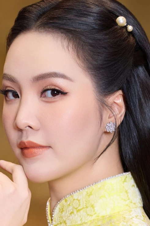 Á hậu Thụy Vân chạy show ngày cuối năm