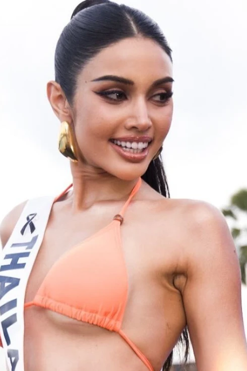 Hương Giang và 122 người đẹp diễn áo tắm