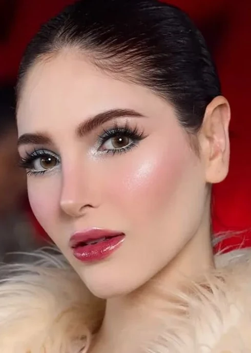 Á hậu Hoàn vũ 2025 vạch trần tổ chức hoa hậu