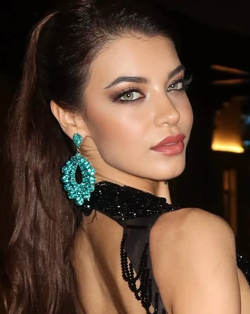 Á hậu Hòa bình tố ông Nawat