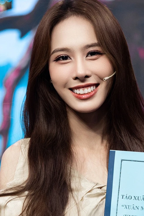 Hoa hậu, á hậu diễn chương trình đêm Giao thừa